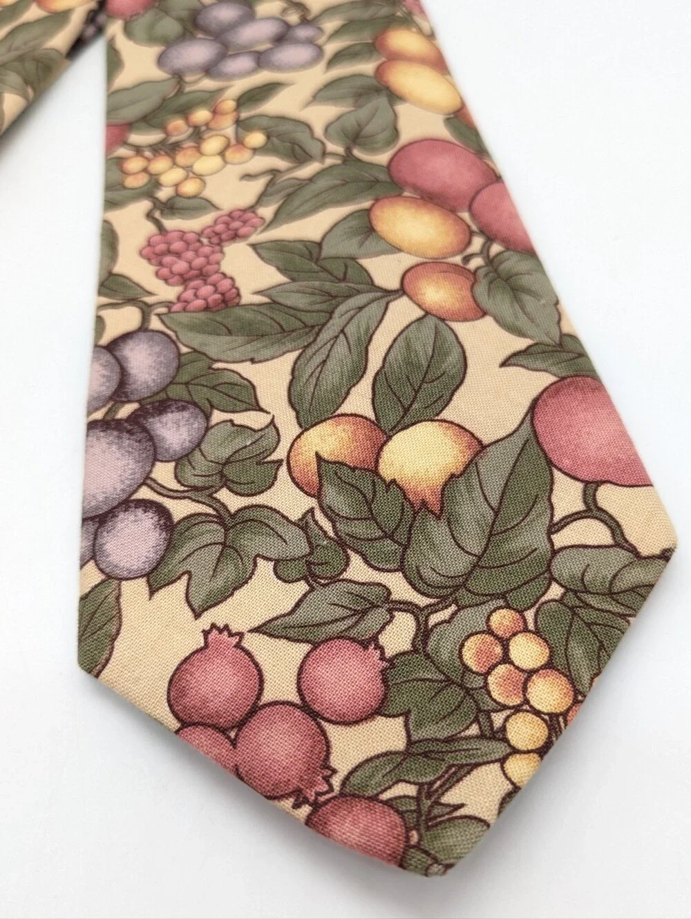 Vintage Van Heusen Cream Green Berry Fruit Cotton Mens Tie